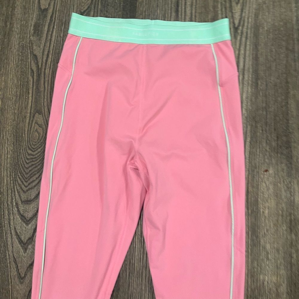 Fabletics Womens Capri Leggings High Rise Elastic Waistband Pull-On Pink Size M - Picture 3 of 6